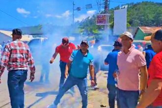Alcalde de Tireo encabeza protesta; PN lanza bombas lacrimógenas