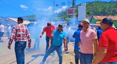 Alcalde de Tireo encabeza protesta; PN lanza bombas lacrimógenas