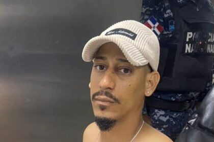 Se entrega joven señalado por la muerte de agente policial en Nagua