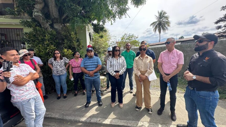 Gobernadora Adela Tejada y el CODIA inspeccionan terreno para nueva sede de la Defensa Civil en Bonao