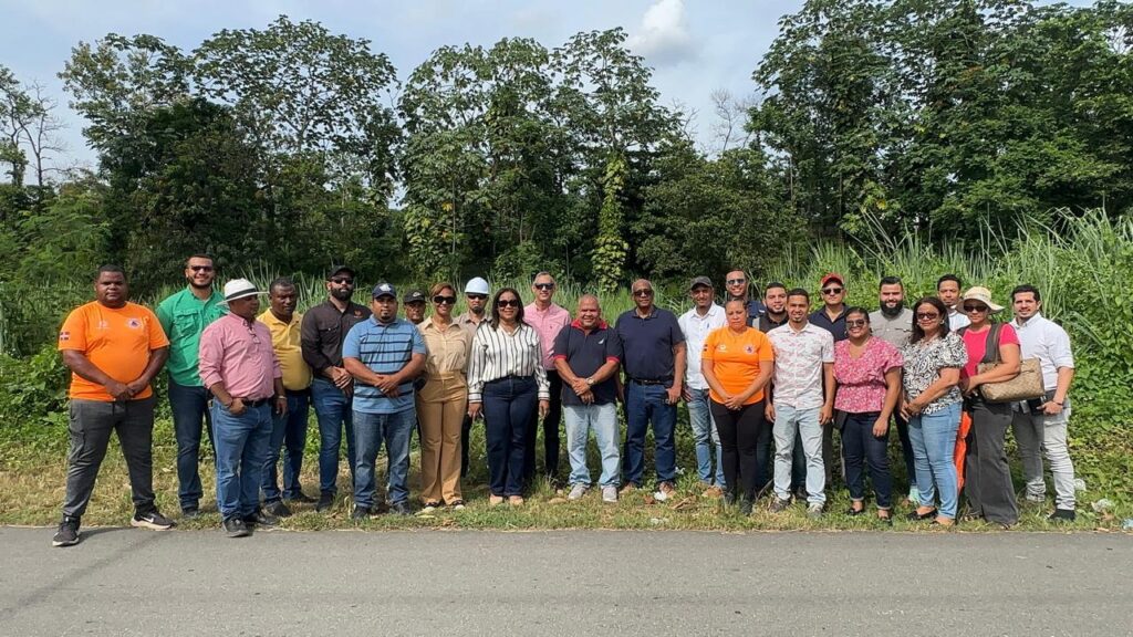 Gobernadora Adela Tejada y el CODIA inspeccionan terreno para nueva sede de la Defensa Civil en Bonao - Noticias de hoy en República Dominicana | De Último Minuto