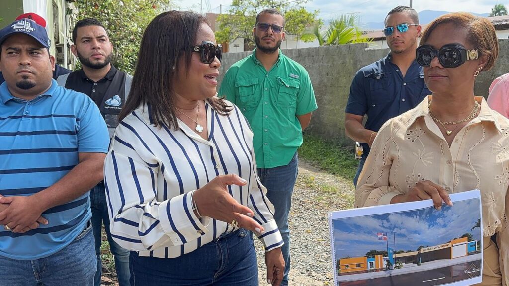 Gobernadora Adela Tejada y el CODIA inspeccionan terreno para nueva sede de la Defensa Civil en Bonao - Noticias de hoy en República Dominicana | De Último Minuto