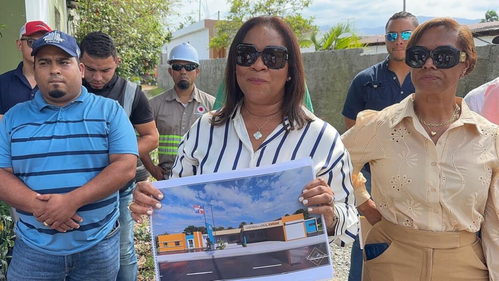 Gobernadora Adela Tejada y el CODIA inspeccionan terreno para nueva sede de la Defensa Civil en Bonao - Noticias de hoy en República Dominicana | De Último Minuto