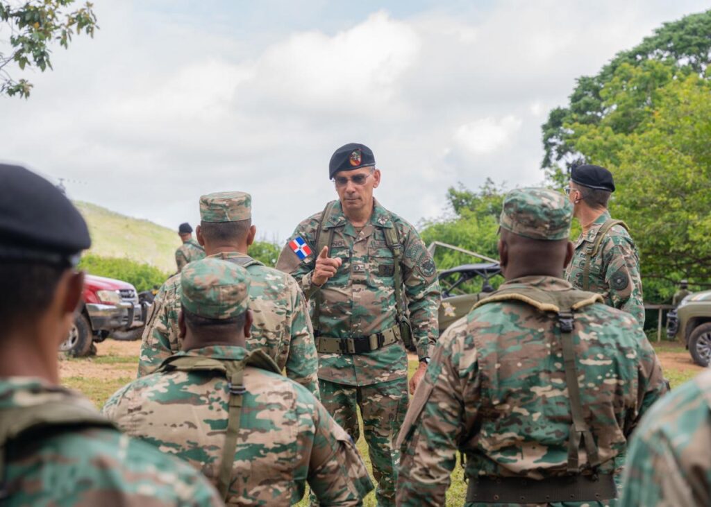 Comandante del Ejército supervisa puestos fronterizos y refuerza vigilancia en la frontera sur - Noticias de hoy en República Dominicana | De Último Minuto