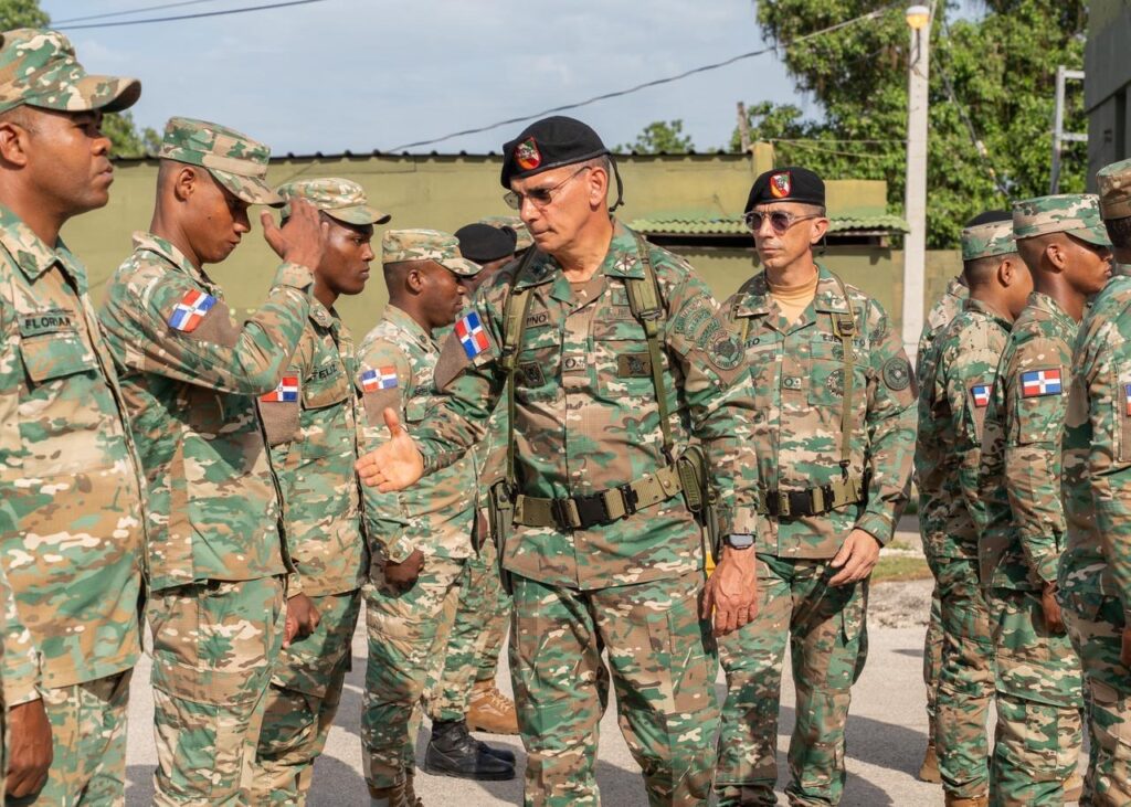 Comandante del Ejército supervisa puestos fronterizos y refuerza vigilancia en la frontera sur - Noticias de hoy en República Dominicana | De Último Minuto