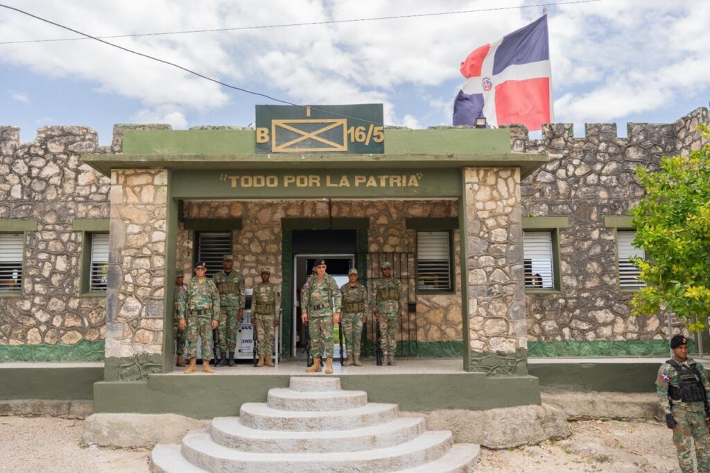 Comandante del Ejército supervisa puestos fronterizos y refuerza vigilancia en la frontera sur - Noticias de hoy en República Dominicana | De Último Minuto