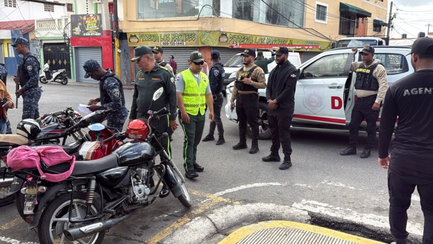 Policía e INTRANT intervienen paradas de motoconchos en SFM
