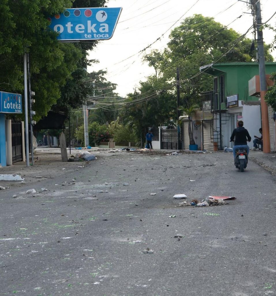 Protesta en Villa González exige traslado de oficial policial - Noticias de hoy en República Dominicana | De Último Minuto