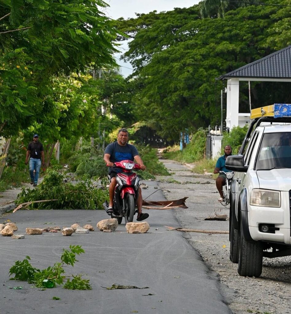 Protesta en Villa González exige traslado de oficial policial - Noticias de hoy en República Dominicana | De Último Minuto