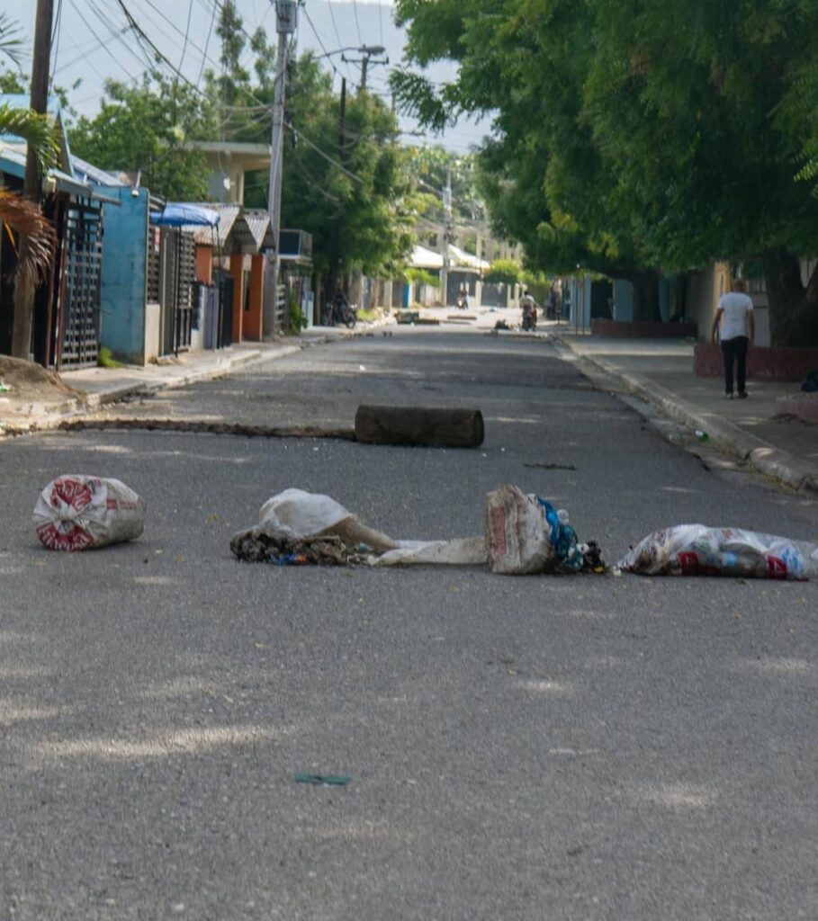 Protesta en Villa González exige traslado de oficial policial - Noticias de hoy en República Dominicana | De Último Minuto