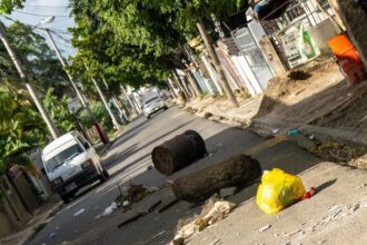 Protestan en Villa González paraliza actividades; exigen traslado de oficial policial y lo declaran persona no grata