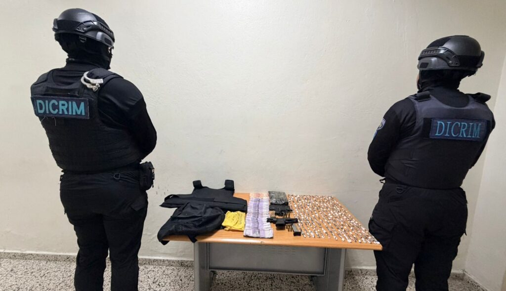 Policía ocupa armas, chaleco y más de 350 porciones de droga en La Vega | 1 | Policía ocupa armas, chaleco y más de 350 porciones de droga en La Vega - Noticias de hoy en República Dominicana | De Último Minuto