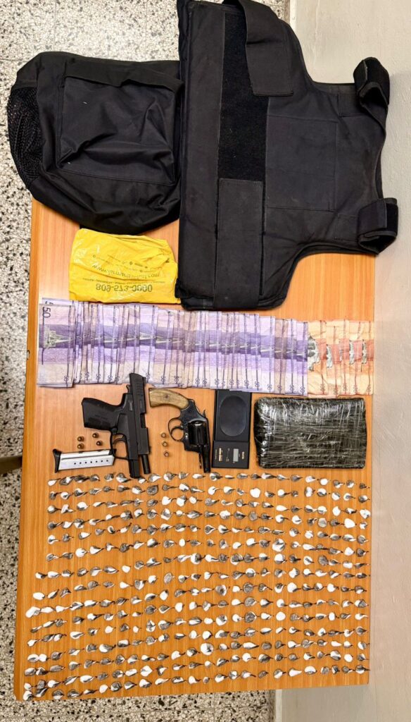 Policía ocupa armas, chaleco y más de 350 porciones de droga en La Vega | 2 | Policía ocupa armas, chaleco y más de 350 porciones de droga en La Vega - Noticias de hoy en República Dominicana | De Último Minuto