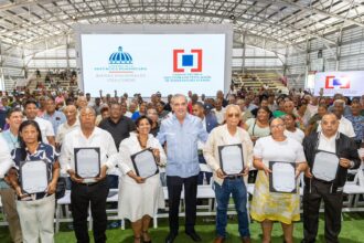 Abinader entrega 2,322 títulos en Domingo Savio y beneficia a 9,000 personas