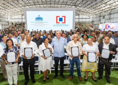 Abinader entrega 2,322 títulos en Domingo Savio y beneficia a 9,000 personas