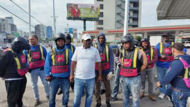 Motoconchistas de la Av. Churchill defienden su derecho al trabajo ante medidas de regulación del sector
