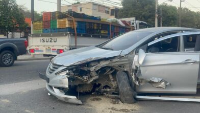 Aparatoso choque entre carro y camión grúa paraliza tránsito en la Circunvalación Sur de Santiago
