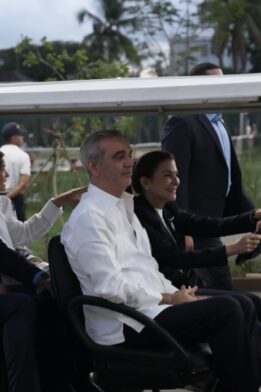 Abinader y Carolina Mejía recorren el nuevo Parque Deportivo Paseo 30 de Mayo