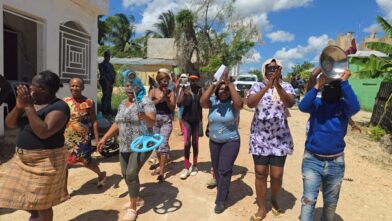 Residentes de Villa Progreso protestan por apagones de hasta tres días y exigen solución a Edeeste