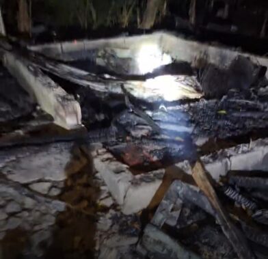 Vivienda resulta destruida por incendio en comunidad de Villa Tapia