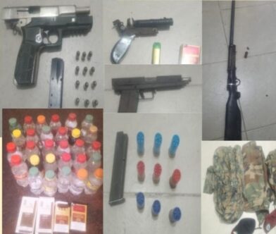 Policía ocupa armas de fuego, pertrechos militares y ron adulterado durante allanamientos en Barahona y Cabral - Noticias de hoy en República Dominicana | De Último Minuto