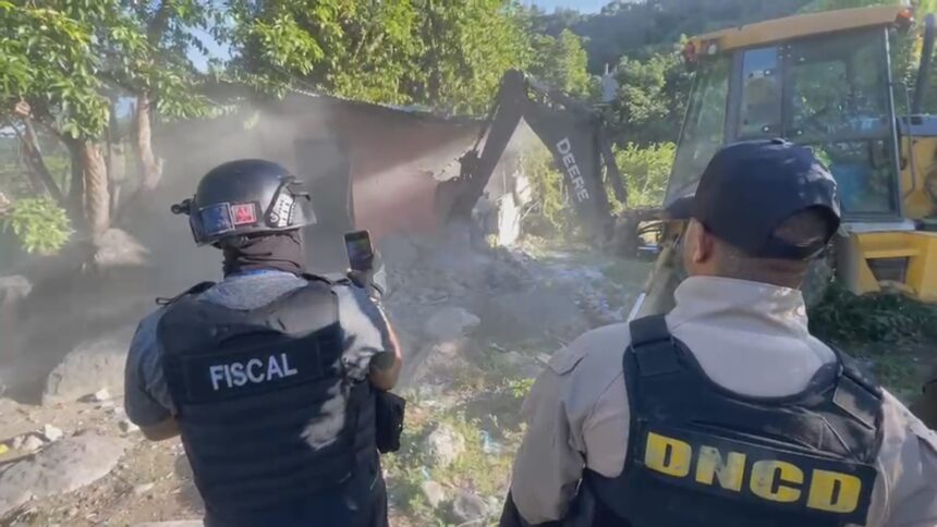 DNCD desmantela punto de drogas y derriba vivienda usada para microtráfico en Guayabal