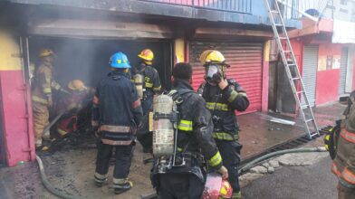 Incendio devora repuesto en Los Ciruelitos y provoca pérdidas superiores a RD$10 millones