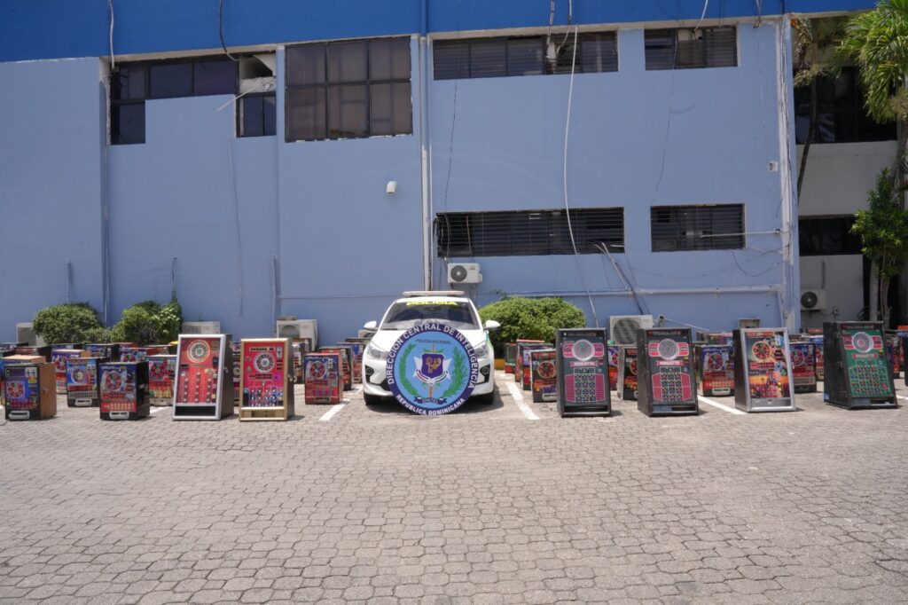 DINTEL y Ministerio Público ocupan 87 máquinas tragamonedas que operaban ilegalmente | 2 | DINTEL y Ministerio Público ocupan 87 máquinas tragamonedas que operaban ilegalmente - Noticias de hoy en República Dominicana | De Último Minuto