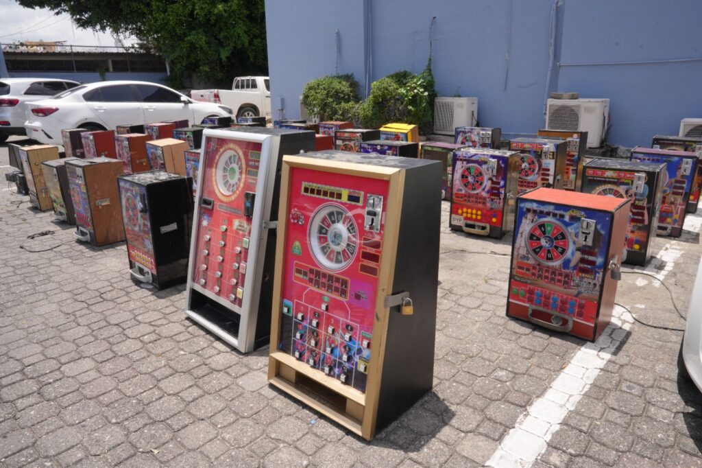 DINTEL y Ministerio Público ocupan 87 máquinas tragamonedas que operaban ilegalmente | 1 | DINTEL y Ministerio Público ocupan 87 máquinas tragamonedas que operaban ilegalmente - Noticias de hoy en República Dominicana | De Último Minuto