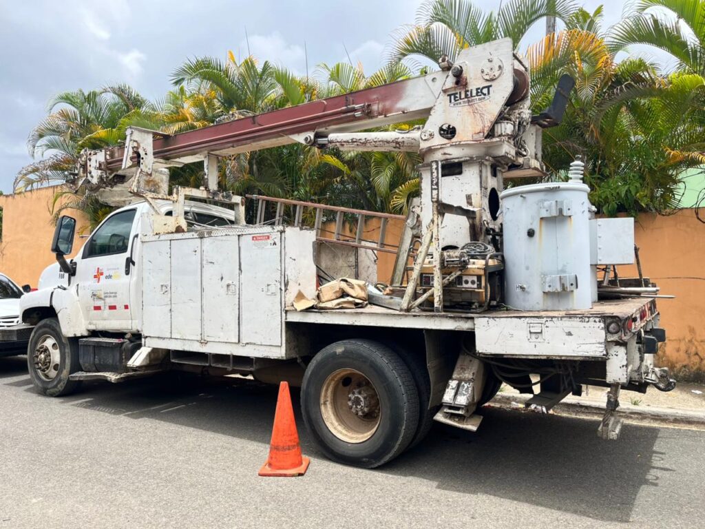Deportistas retienen camión de EDEESTE y queman neumáticos en Sabana Grande de Boyá - Noticias de hoy en República Dominicana | De Último Minuto