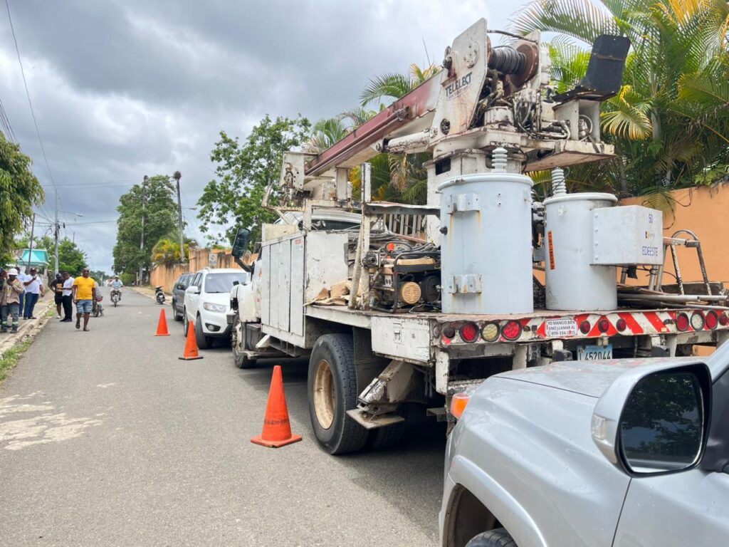 Deportistas retienen camión de EDEESTE y queman neumáticos en Sabana Grande de Boyá - Noticias de hoy en República Dominicana | De Último Minuto