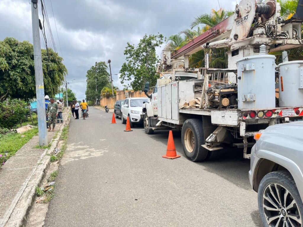 Deportistas retienen camión de EDEESTE y queman neumáticos en Sabana Grande de Boyá - Noticias de hoy en República Dominicana | De Último Minuto