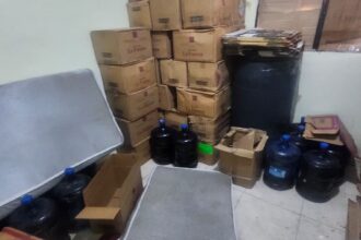 Policía desmantela fábrica clandestina de bebidas adulteradas en Los Alcarrizos - Noticias de hoy en República Dominicana | De Último Minuto