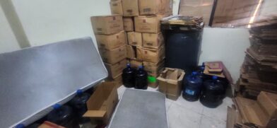 Policía desmantela fábrica clandestina de bebidas adulteradas en Los Alcarrizos - Noticias de hoy en República Dominicana | De Último Minuto