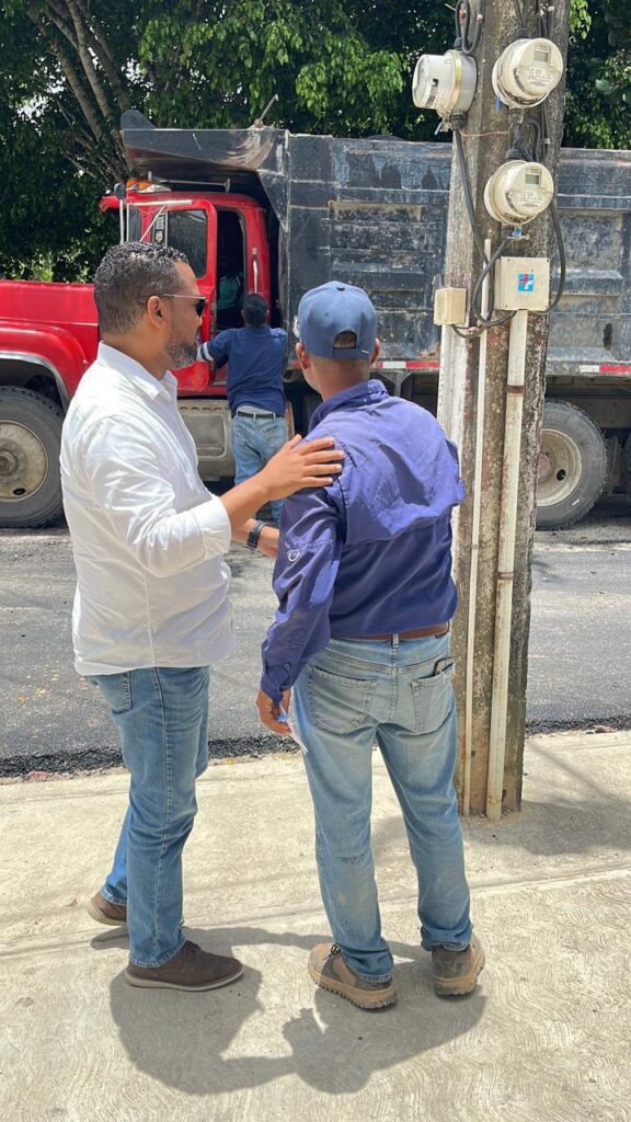 Ministerio de Obras Públicas y Alcaldía de Las Terrenas inician asfaltado en comunidades del municipio - Noticias de hoy en República Dominicana | De Último Minuto