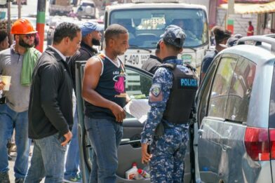 Ayuntamiento de Los Alcarrizos realiza operativo de recuperación de espacios públicos y fiscalización vehicular