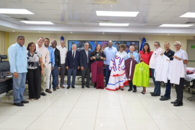 Rector de la UASD entrega insumos a grupos culturales previo a la gala “Profesor del Año” en el Teatro Nacional - Noticias de hoy en República Dominicana | De Último Minuto