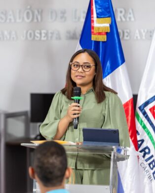 Joven locutora de San Cristóbal, Francisca Frías, presenta su primer libro "Pensamientos" en la Universidad del Caribe