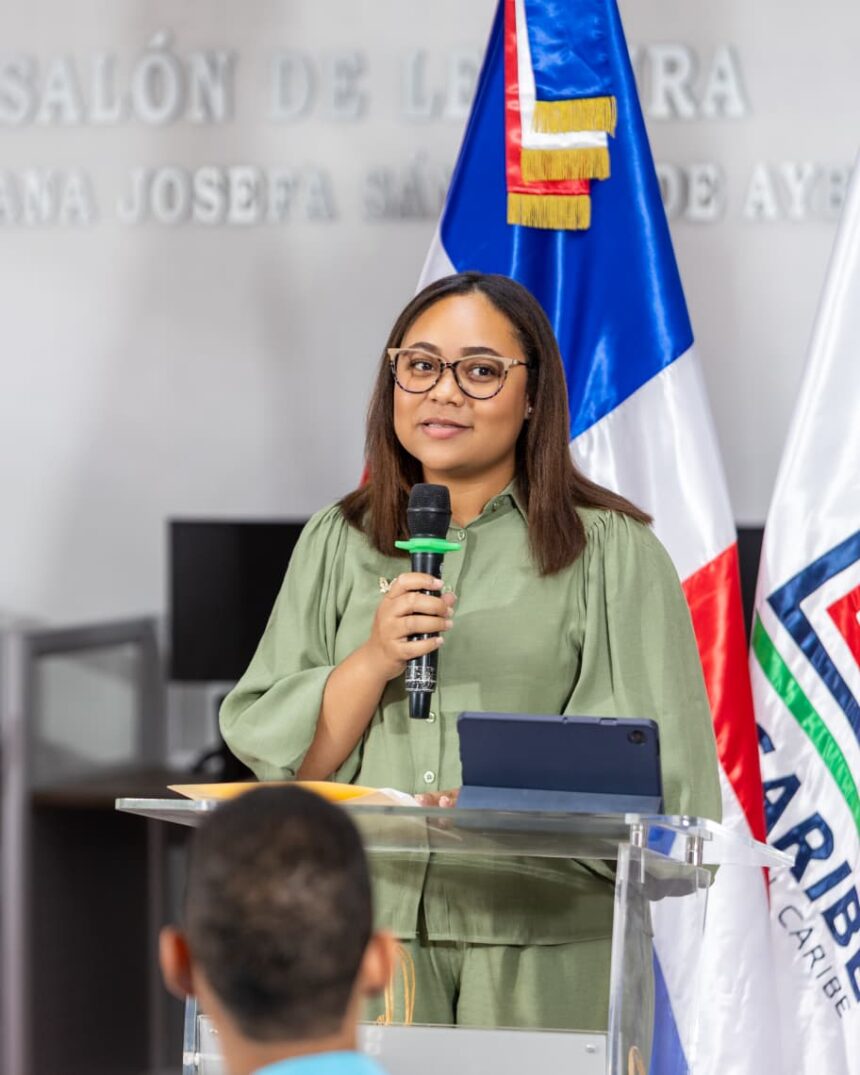 Joven locutora de San Cristóbal, Francisca Frías, presenta su primer libro "Pensamientos" en la Universidad del Caribe
