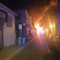 Incendio reduce a cenizas una vivienda victoriana en el centro histórico de Santiago