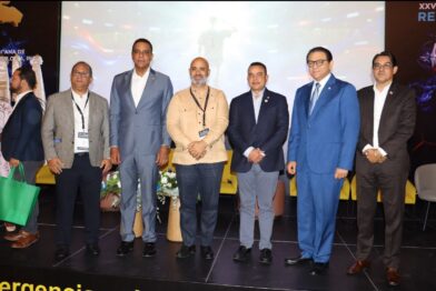 Director del SNS recibe reconocimientos durante Congreso Internacional de Ortopedia y Traumatología