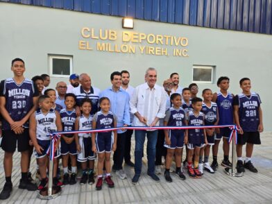 Abinader entrega remozado el Club Deportivo El Millón Yireh del Distrito Nacional