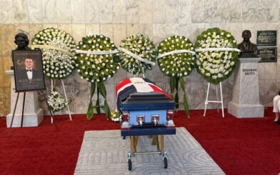 Al ritmo de sus grandes éxitos en piano inicia el funeral de Alex Bueno en el Teatro Nacional