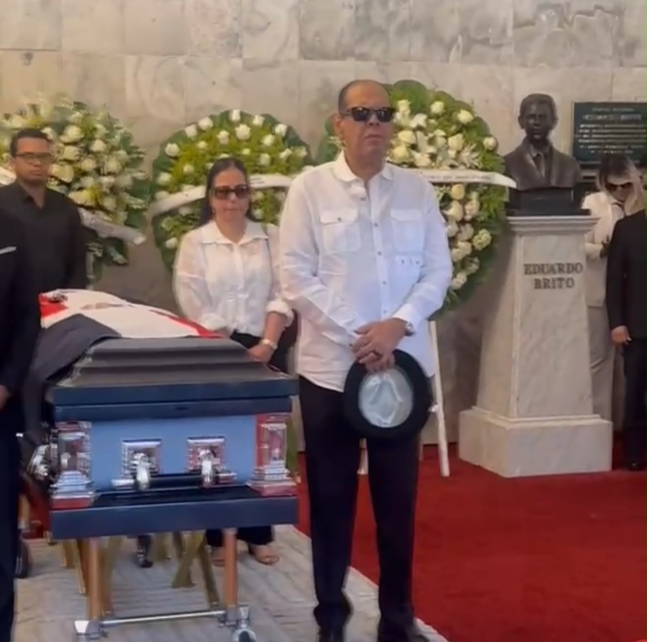 Fernando Villalona rinde homenaje a Alex Bueno en emotivo velatorio en el Teatro Nacional de Santo Domingo Fernando Villalona rinde homenaje a Alex Bueno en emotivo velatorio en el Teatro Nacional de Santo Domingo