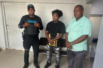 Se entrega a las autoridades joven buscado por presunto atraco a mano armada en Pedro Brand