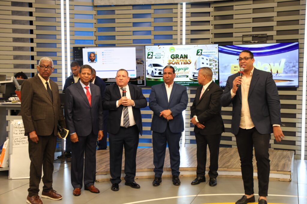COOPNAMA celebra el Día del Maestro con la entrega de dos apartamentos y dos vehículos a sus asociados - Noticias de hoy en República Dominicana | De Último Minuto