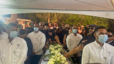 Entre honores y una multitudinaria despedida, San José de las Matas dio el último adiós a Alex Bueno