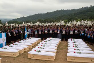 En Guatemala entierran a 68 víctimas del conflicto armado después de 44 años