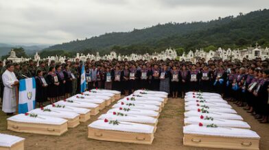 En Guatemala entierran a 68 víctimas del conflicto armado después de 44 años