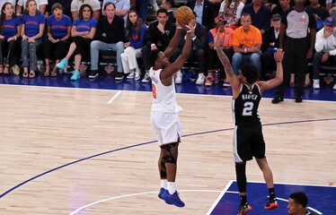 Knicks protagonizan remontada histórica ante los Spurs y quedan a un paso del campeonato de la NBA - Noticias de hoy en República Dominicana | De Último Minuto